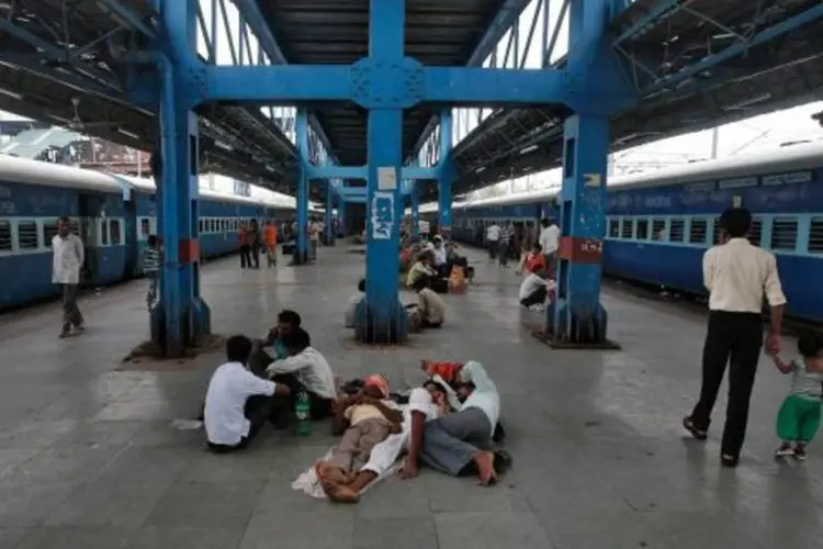 Blecaute deixou pessoas esperando o retorno do funcionamento dos trens em Nova Délhi (Adnan Abidi/Reuters)