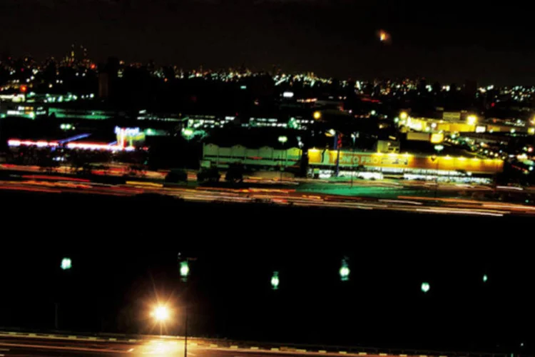 A cidade de São Paulo no escuro: a energia elétrica só foi restabelecida pela Eletropaulo após 40 horas (Antonio Milena)