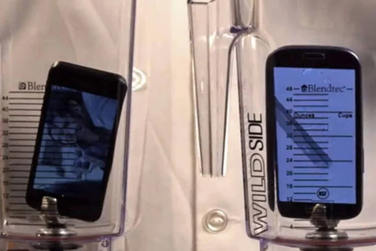 
	iPhone 5 e Galaxy S III s&atilde;o mo&iacute;dos em liquidificadores para testar a resist&ecirc;ncia das l&acirc;minas dos aparelhos
 (Reprodução/Exame.com)