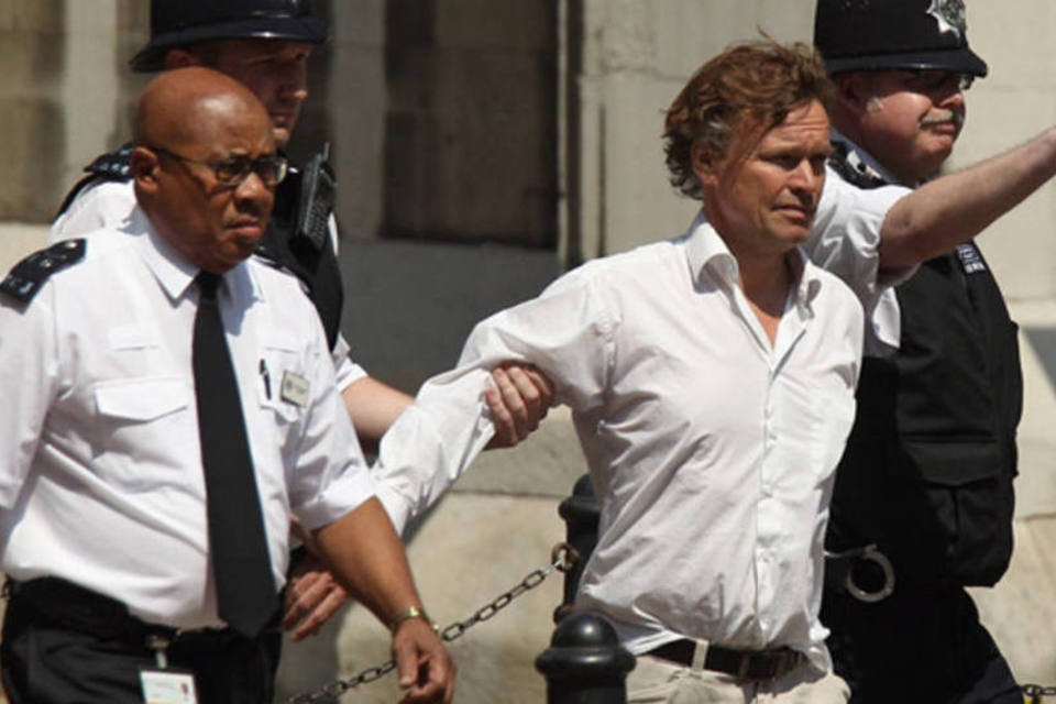 Manifestante interrompe depoimento de Blair