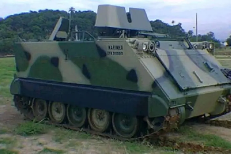 O blindado M113A1 é um dos modelos que a Marinha emprestou para a PM (Reprodução/Marinha do Brasil)