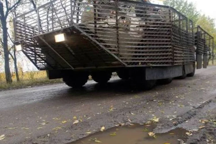 Blindado circula em uma estrada da região ucraniana de Donetsk (Anatolii Boiko/AFP)