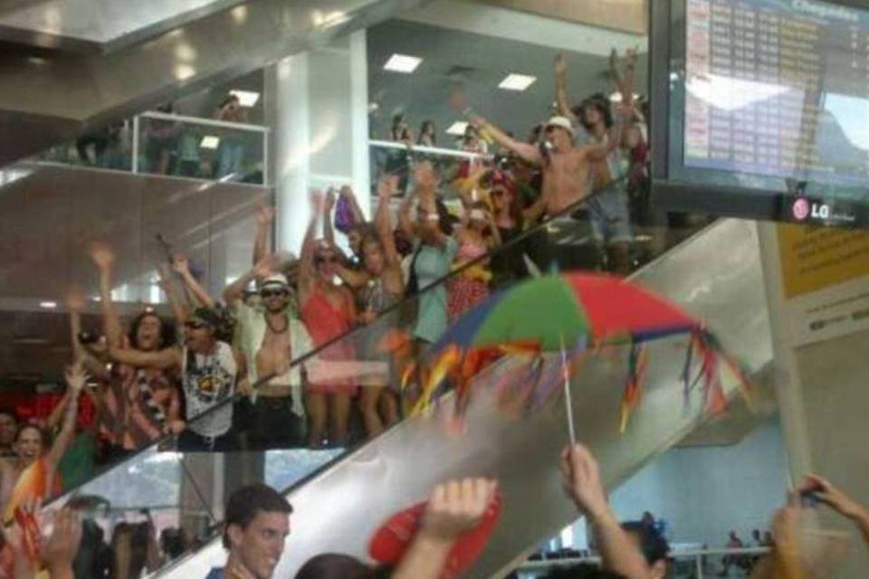 Foliões invadem aeroporto Santos Dumont