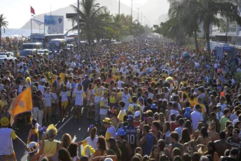 Mais de 130 foliões são levados à delegacia por urinarem na rua no domingo
