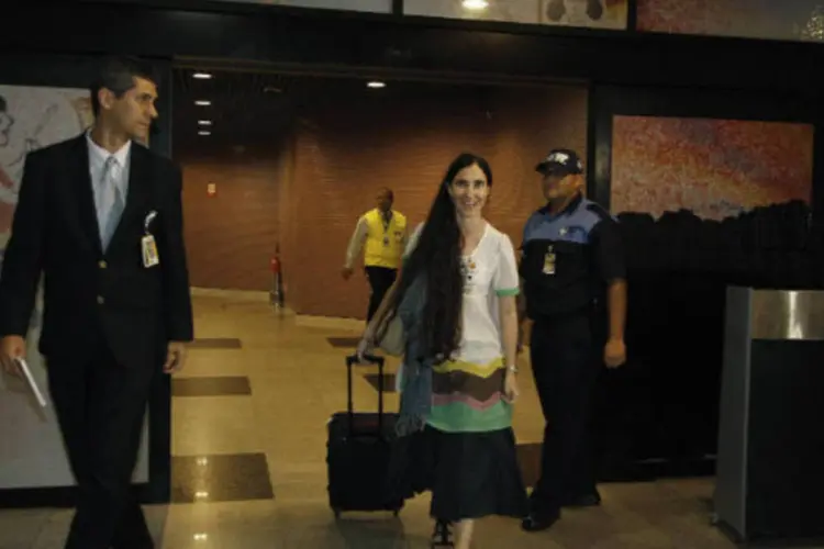 A blogueira cubana Yoani Sánchez desembarca no Aeroporto Internacional de Guararapes, em Recife  (REUTERS / Helia Scheppa)