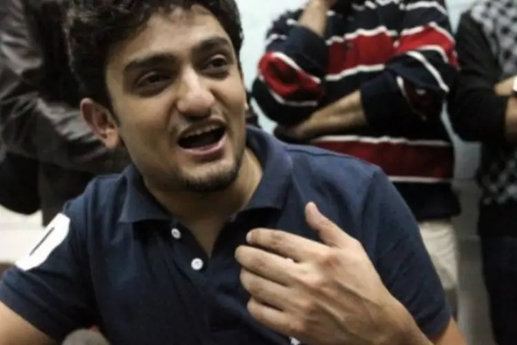 O blogueiro Wael Ghonim, um cibermilitante que virou símbolo do movimento popular no Egito, escreveu nesta sexta-feira em seu Twitter: "Parabéns ao Egito, o criminoso deixou o palácio", após o anúncio da renúncia do presidente Hosni Moubarak (Alejandro Pagni/AFP)