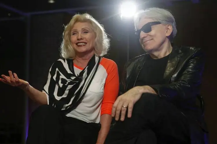 Deborah Harry e o guitarrista Chris Stein, do grupo Blondie, durante uma entrevista em Nova York (Shannon Stapleton/Reuters)