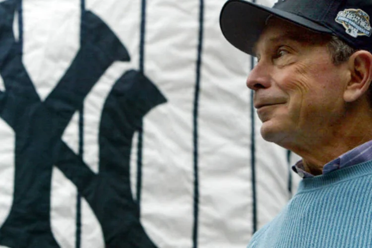 
	Michael Bloomberg com bon&eacute; do New York Yankees, time de beisebol da cidade
 (Mario Tama/Getty Images)