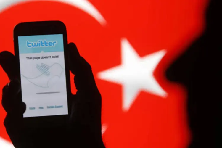 Montagem mostra um smartphone com a mensagem de erro do Twitter atrás da bandeira da Turquia (Dado Ruvic/Reuters)