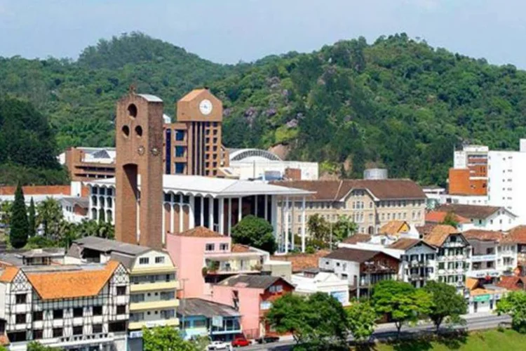 
	Blumenau, em Santa Catarina: cidade est&aacute; entre as que recebe ataques
 (Wikimedia Commons)