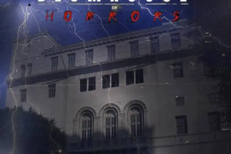 BlumHouse of Horrors: a casa oferece um percurso aterrorizante de aproximadamente 40 minutos repleto de sustos e feitos especiais (Reprodução/Facebook)