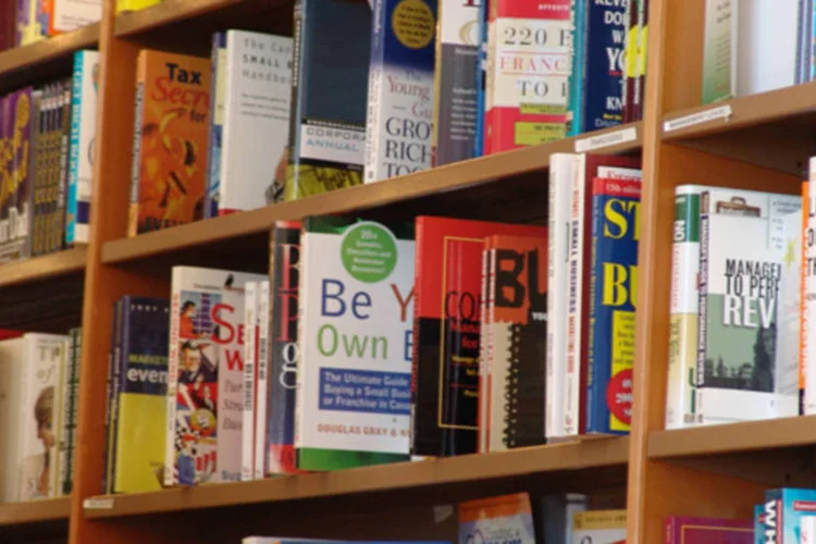 Estante com livros (Dave Di Biase/ stock.xchng)