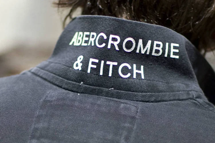 Jovem com roupa da Abercrombie &amp; Fitch: desafio de melhorar a aproximação com público (Jin Lee/Bloomberg)