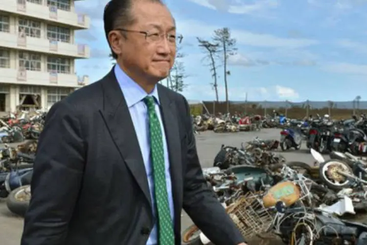 
	O presidente do BM, Jim Yong Kim, visita &aacute;rea reconstru&iacute;da ap&oacute;s desastres no Jap&atilde;o: &quot;a preven&ccedil;&atilde;o pode ser muito menos custosa que a reposta a uma cat&aacute;strofe natural&quot;
 (Kazuhiro Nogi/AFP)
