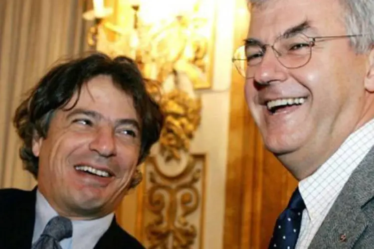 Alessandro Profumo (D), diretor do Unicredito, e Giuseppe Mussari, presidente do Monte dei Paschi di Siena: o BMPS fechou em 2011 com um prejuízo de 4,69 bilhões de euros (Andreas Solaro/AFP)