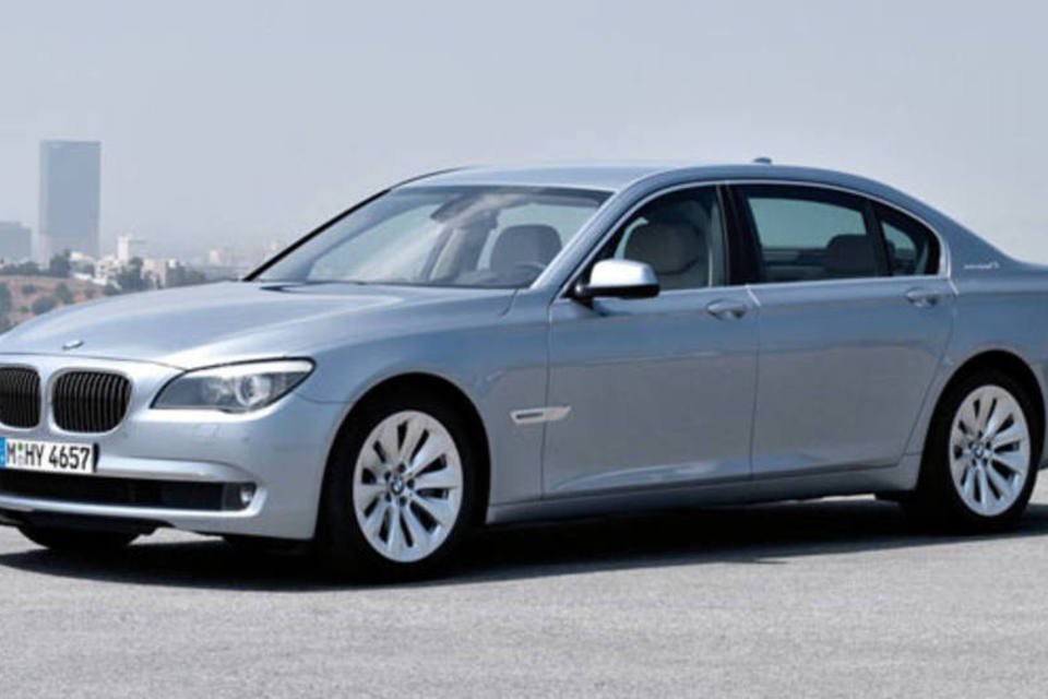 BMW apresenta sedã de luxo ecológico em SP