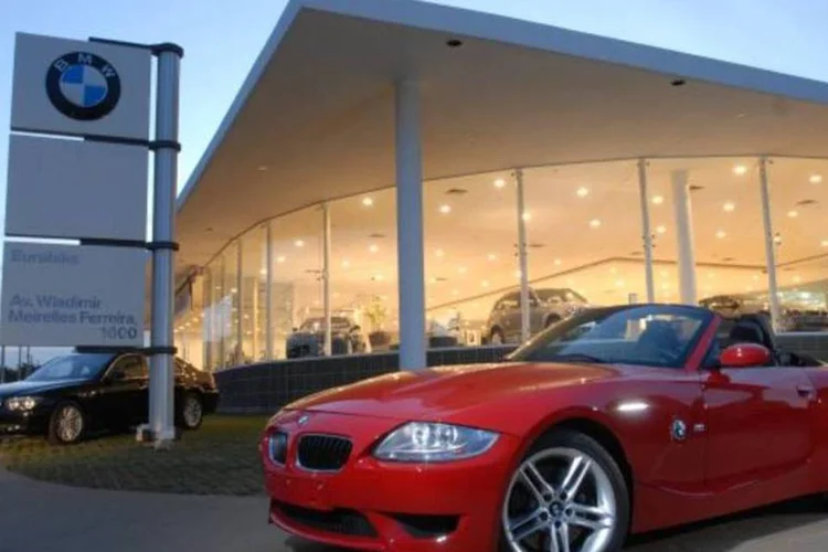 
	Concession&aacute;ria da BMW em Ribeir&atilde;o Preto:&nbsp;&nbsp;o mercado de autom&oacute;veis de luxo no Brasil deve passar de 50 mil unidades em 2012 para entre 120 mil e 130 mil ve&iacute;culos em 2016
 (Germano Lüders/EXAME.com)