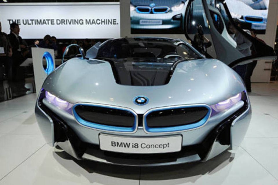 Carros híbridos da BMW vão acionar modo elétrico em cidades poluídas