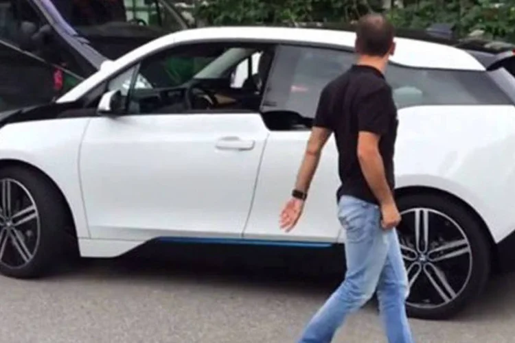 BMW i3 estaciona sozinho: piloto romeno salta do veículo em movimento pela janela e assiste tudo do lado de fora (Reprodução/YouTube)