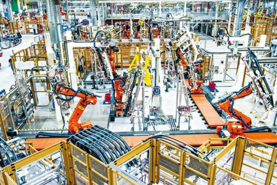 Fábrica da BMW, em Leipzig, na Alemanha: 1 000 robôs trabalham na produção do primeiro carro elétrico da montadora (Jens Schlueter/Getty Images)