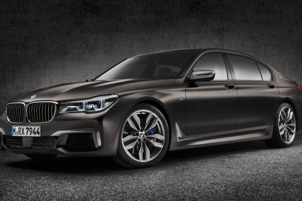 Novo BMW M760Li V12 esbanja luxo, espaço e potência