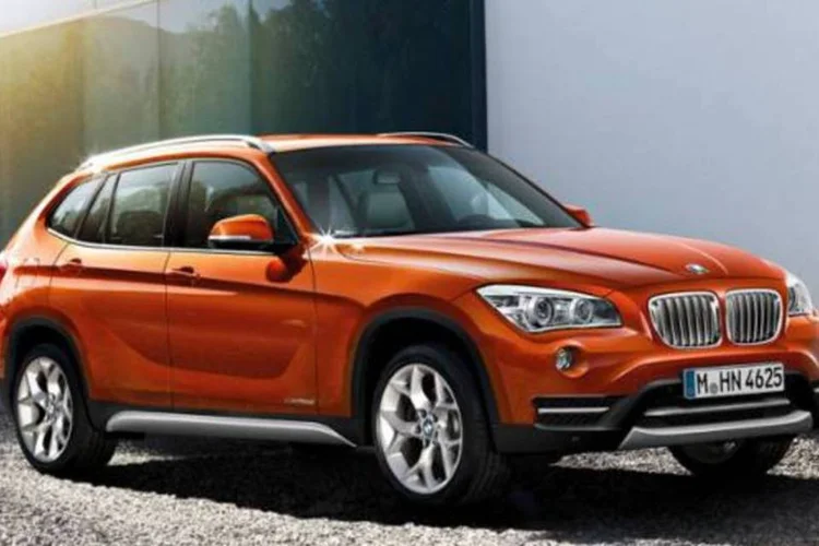 
	BMW X1: modelo zero quil&ocirc;metro b&aacute;sico, vers&atilde;o (xDrive28i) 2.0 16V TB, custa 140 mil reais, segundo a Tabela Molicar
 (Divulgação)