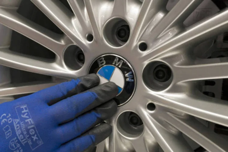 
	BMW come&ccedil;ou a subsidiar suas concession&aacute;rias em 2012 devido &agrave; queda dos pre&ccedil;os no varejo, com o pagamento em 2013 de cerca de 3 bilh&otilde;es de iuanes
 (Bloomberg)