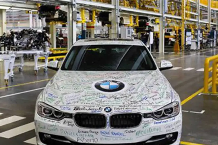 
	BMW S&eacute;rie 3: o ve&iacute;culo teve sua carroceria coberta com assinaturas dos funcion&aacute;rios
 (Divulgação/Facebook/BMW)
