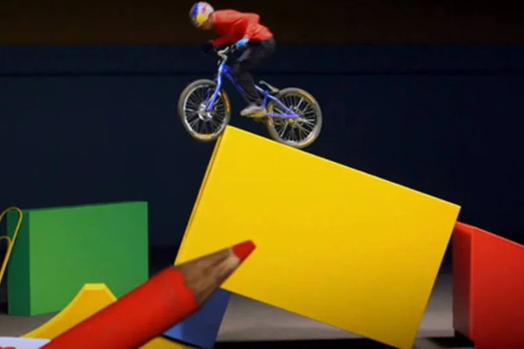 Ciclista Danny MacAskill anda de BMX em um cenário gigante criado pela Red Bull (Reprodução)