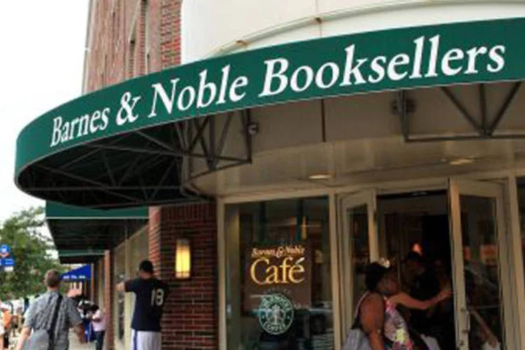 
	Varejo da Barnes &amp; Noble tem lutado nos &uacute;ltimos anos, enquanto compradores de livro voltaram a aten&ccedil;&atilde;o para formatos digitais, e houve uma queda 10,9% nas vendas em suas livrarias e sites
