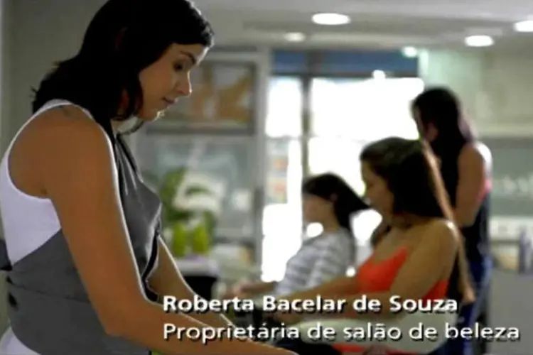Roberta é uma das protagonistas da campanha, que pretende aproximar os espectadores do BNDES, demonstrando como ele atua em suas vidas (Divulgação)