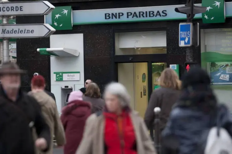 
	Ag&ecirc;ncia do banco BNP Paribas em Paris, na Fran&ccedil;a
 (Balint Porneczi/Bloomberg)
