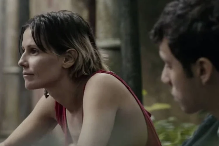 Atriz Deborah Secco em cena do drama "Boa Sorte", dirigido por Carolina Jabor (Reprodução/YouTube)