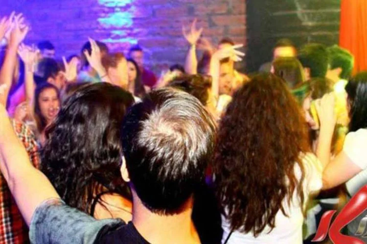 
	Festa do dia anterior &agrave; trag&eacute;dia, na boate Kiss: sobreviventes est&atilde;o sendo buscados nas redes sociais pela pol&iacute;cia civil para que possam depor oficialmente
 (Divulgação/Facebook)