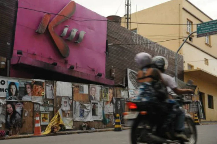 
	Moto passa em frente &agrave; Boate Kiss: compensa&ccedil;&otilde;es beneficiam oito pessoas e somam cerca de R$ 220 mil
 (Fernando Frazão/Agência Brasil)