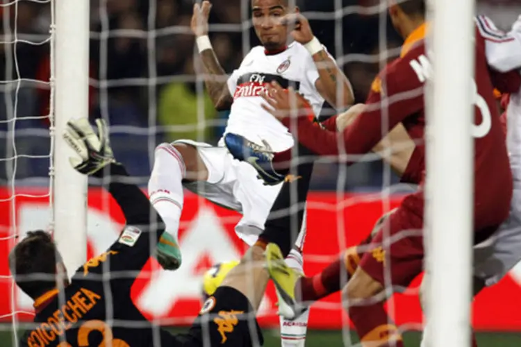 Goleiro do Roma, Mauro Goicoechea, defende chute de Kevin Prince Boateng, do Milan, em partida válida pelo Campeonato Italiano de Futebol (Giampiero Sposito/Reuters)