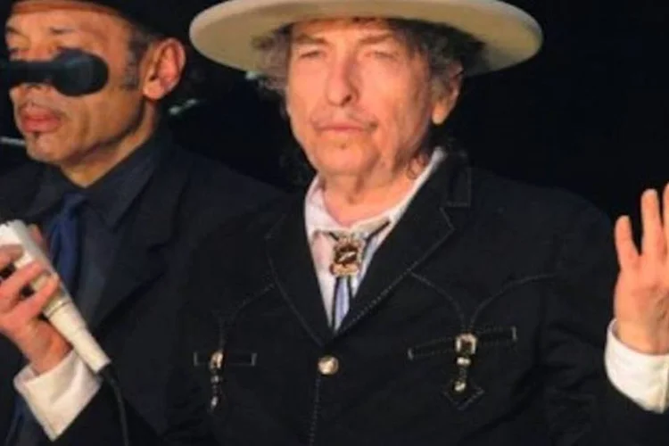 Bob Dylan agradece aplausos após show (AFP/Torsten Blackwood)