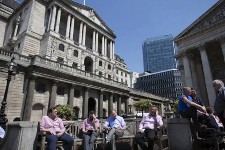 Banco da Inglaterra: banco central pode avaliar elevar a taxa de juros se julgar que a inflação em 18 a 24 meses deve alcançar 2,5% (Bloomberg)