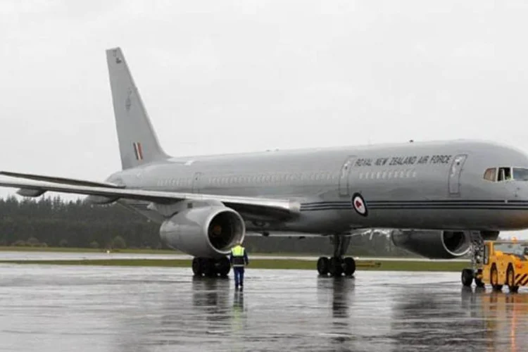 Segundo diretor da operadora, o avião, um Boeing 757, contava com combustível suficiente para voar e, portanto, a decisão de cobrar dos passageiros foi da cia Mint Airways (Getty Images)