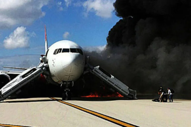 
	Boeing 767 da empresa americana Dynamic Airways pega fogo em aeroporto da Fl&oacute;rida: os passageiros deixaram a aeronave pelos tobog&atilde;s de emerg&ecirc;ncia
 (Andres Gallego/ AFP)