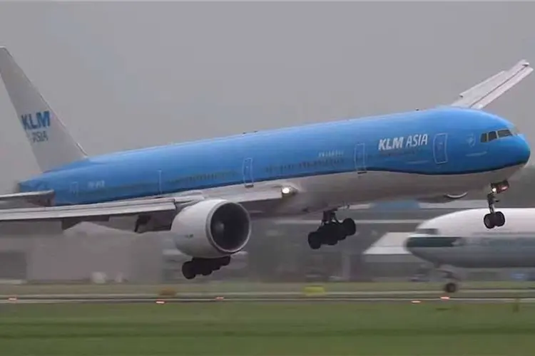 O pouso: a tempestade fez o avião balançar bastante (Reprodução / YouTube / Michael Splinter)