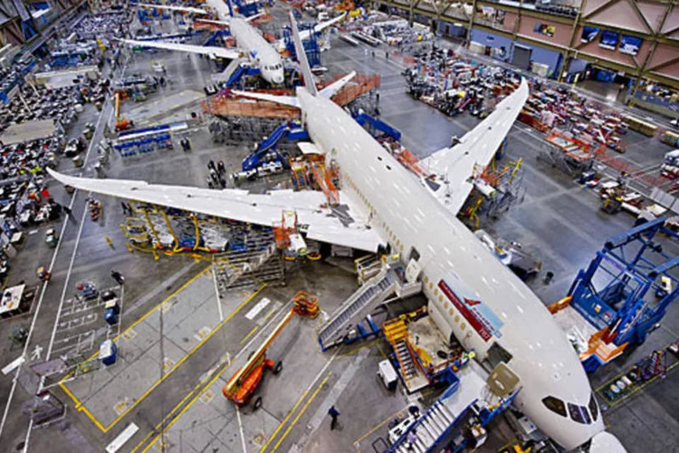 Na fábrica da Boeing em Everett, no estado americano de Washington, quatro 787 Dreamliners são montados enfileirados num gigantesco galpão (Divulgação)
