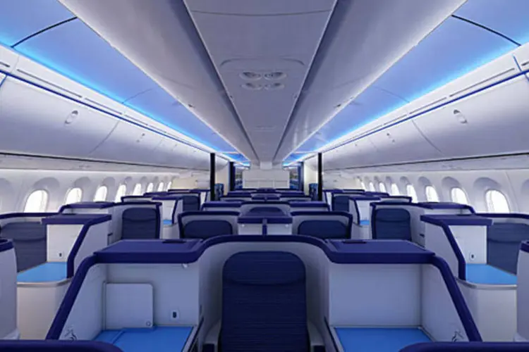 
	Interior de um Dreamliner: aeronave tem sido assolada por problemas, incluindo inc&ecirc;ndios de baterias que mantiveram o modelo em terra por meses no ano passado
 (Divulgação)