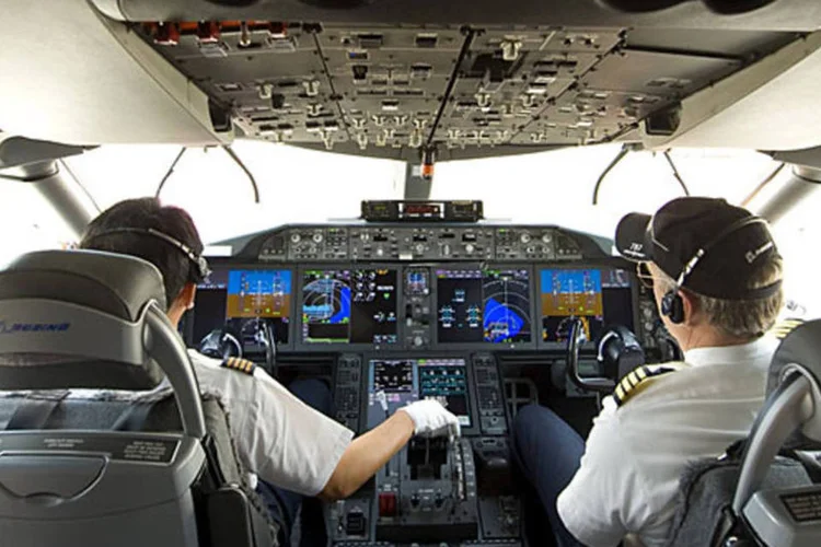 
	Pilotos em cabine de avi&atilde;o: categoria aceitou proposta de reajuste salarial e encerrou greve
 (Divulgação/Divulgação)