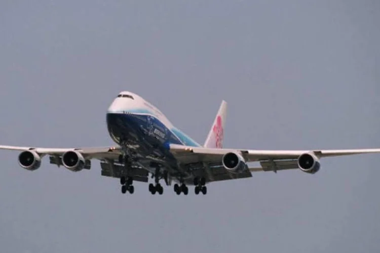Boeing da China Airlines durante voo: diretor da companhia para a China revelou que a empresa recebeu ligação com ameaças de ataques no aeroporto de Pequim (PADAI/Wikimedia Commons)
