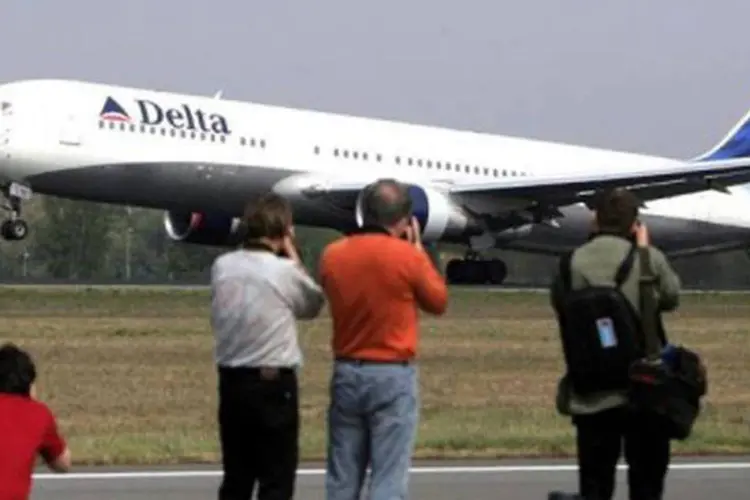 
	Um boeing 767 da Delta: o piloto teve de acionar a torre de controle para uma manobra de retorno &agrave; pista por problemas em um dos pneus do trem de pouso
 (John Macdougall/AFP)