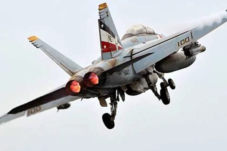 Avião de combate F/A-18F Super Hornet, da Boeing (James R. Evans / US Navy)