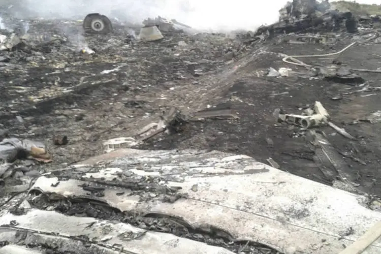 
	Local onde avi&atilde;o da Malaysia Airlines caiu, perto da fronteira da Ucr&acirc;nia com a R&uacute;ssia
 (Maxim Zmeyev/Reuters)