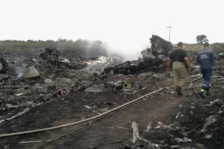 Local da queda do Boeing 777 é vistoriado por equipes de emergência, na Ucrânia (Maxim Zmeyev/Reuters)