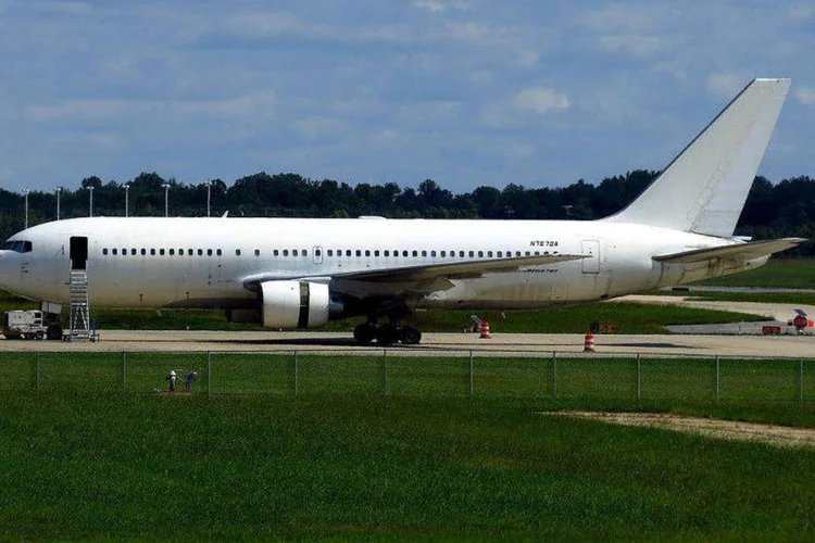
	Boeing 767 da Dynamic Airways: modelo &eacute; similiar ao do avi&atilde;o na Fl&oacute;rida que pegou fogo em uma de suas turbinas
 (Wikimedia Commons/russavia)